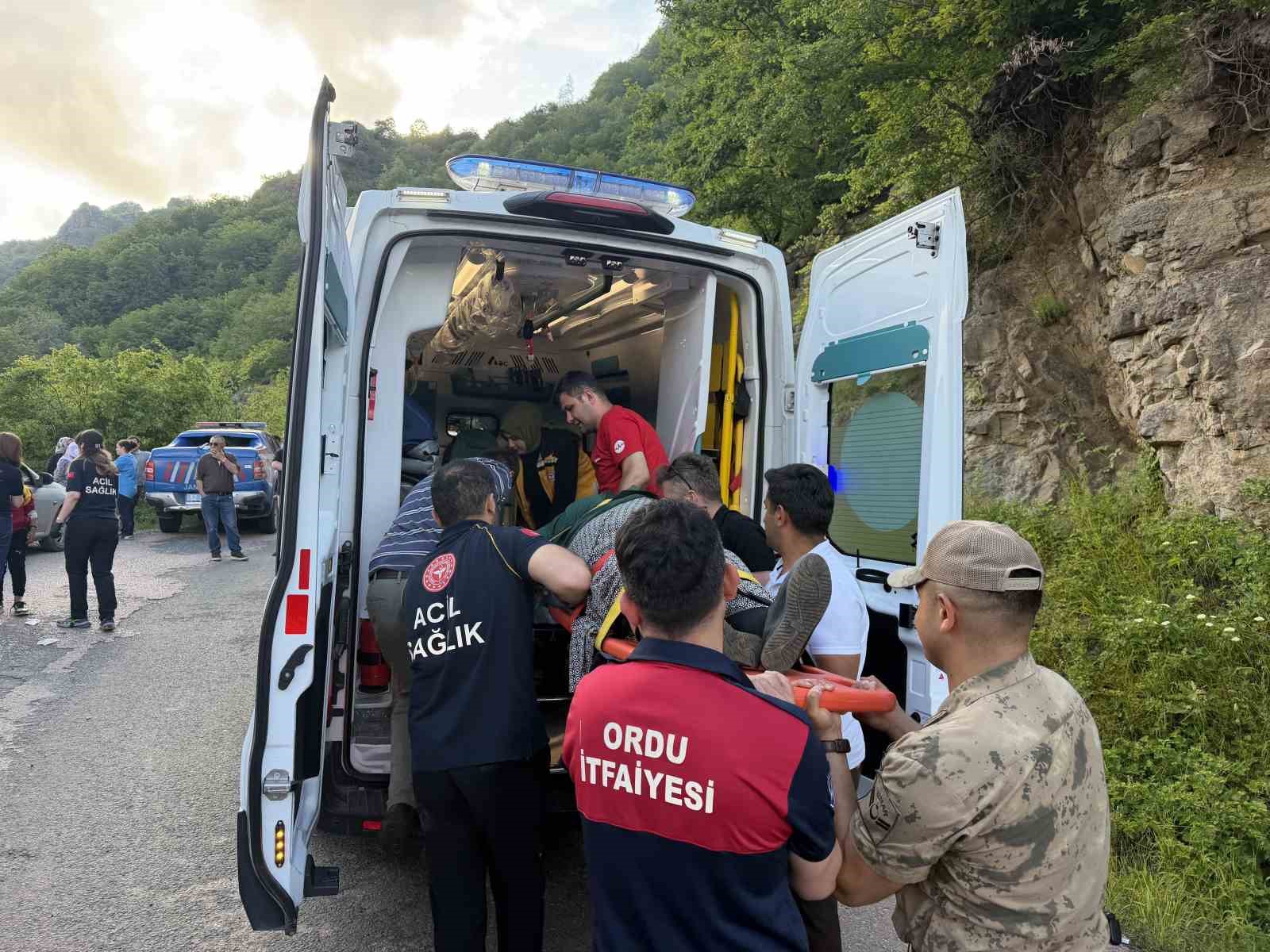 orduda yolcu minibusu ucuruma yuvarlandi 9 yarali 7 1ML8Ushi