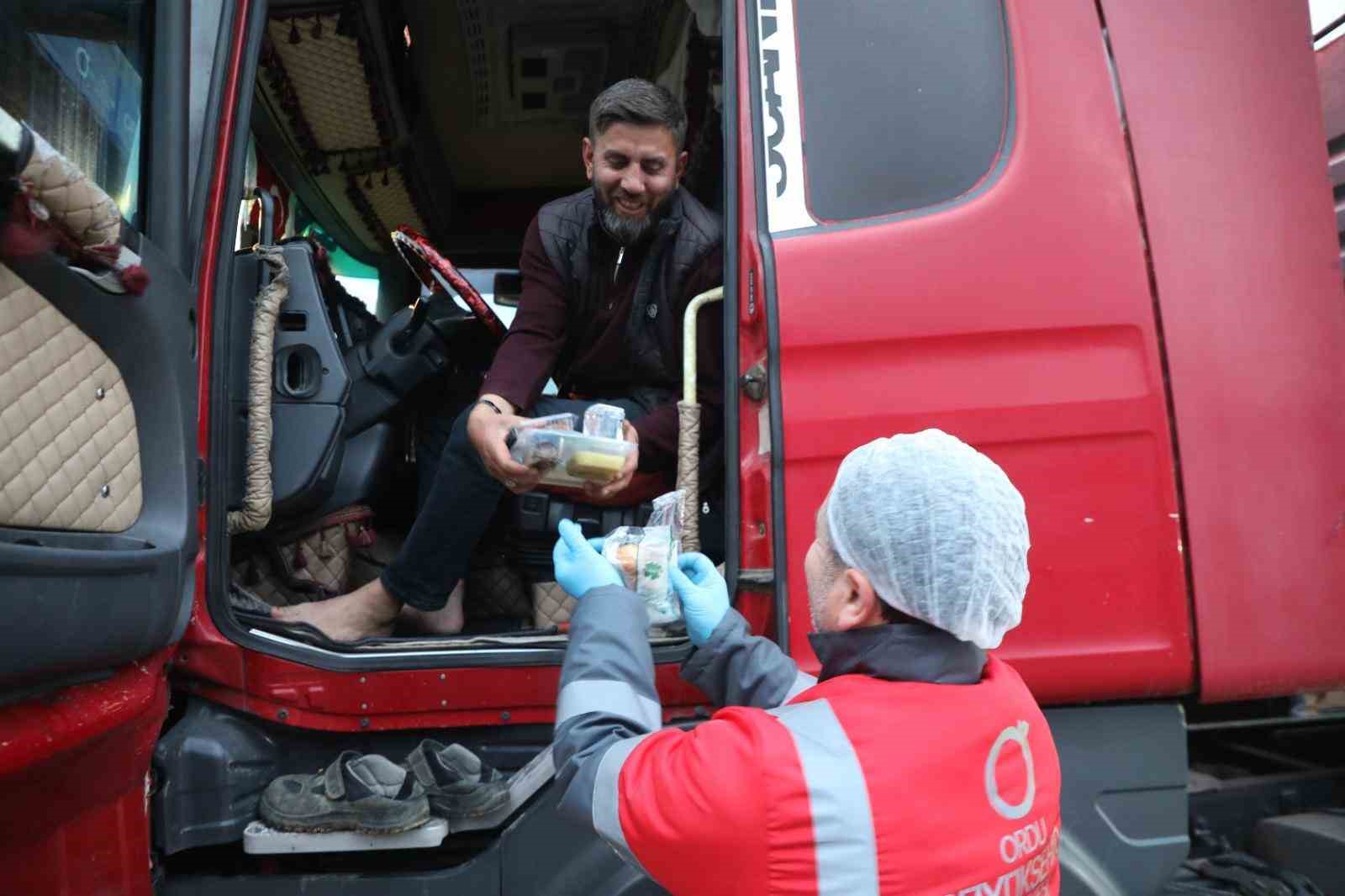orduda yolda olanlara iftar yemegi ikrami suruyor 0 ZWnTiVaH