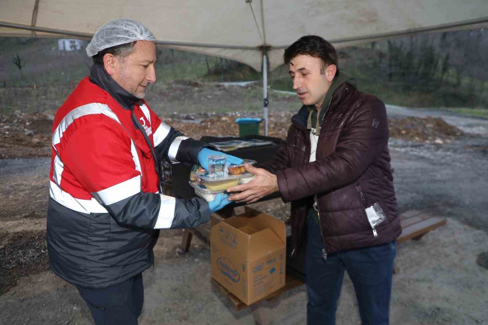 orduda yolda olanlara iftar yemegi ikrami suruyor 1 dfbEctUa