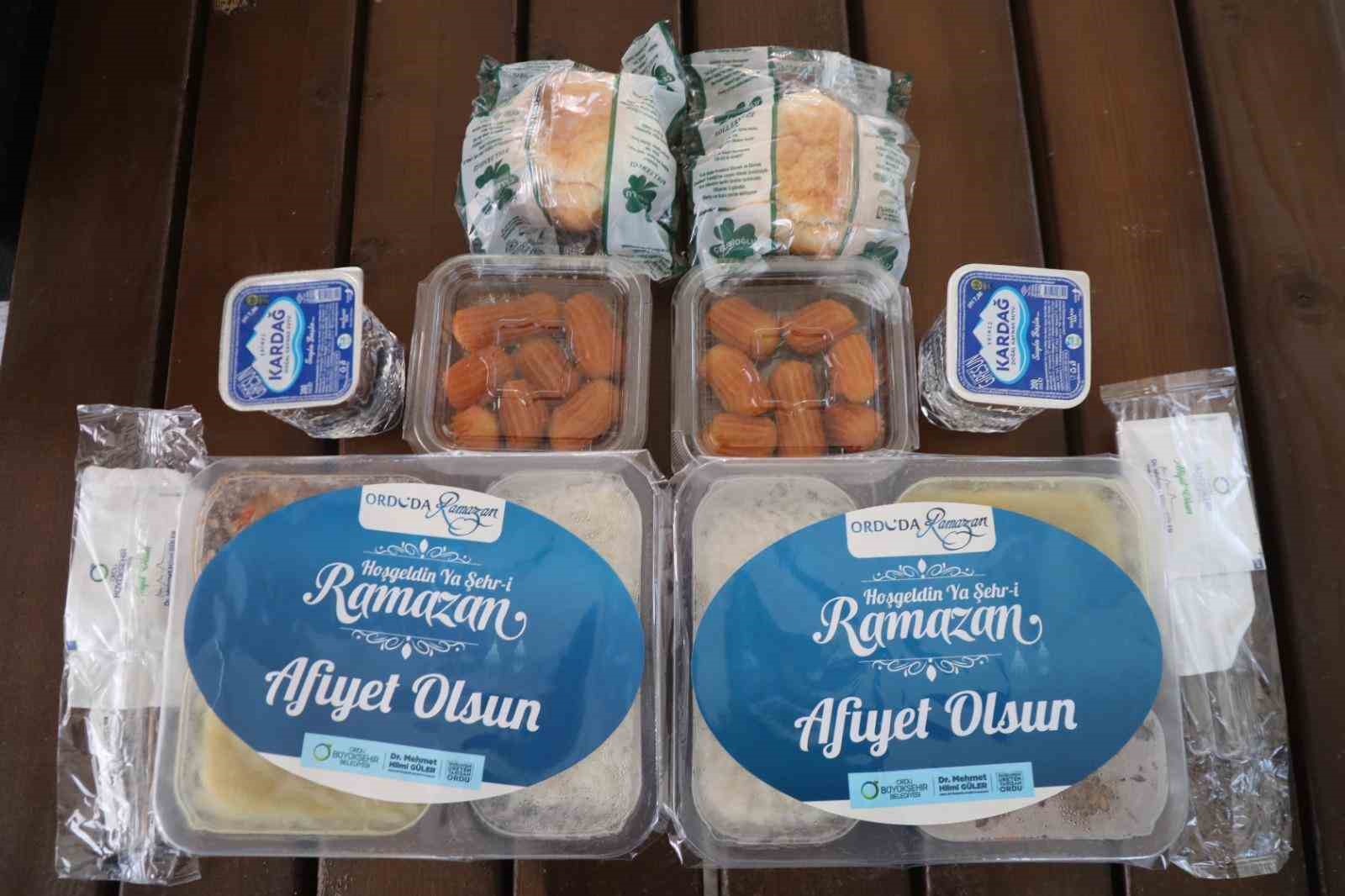 orduda yolda olanlara iftar yemegi ikrami suruyor 2 fQmu6KR6