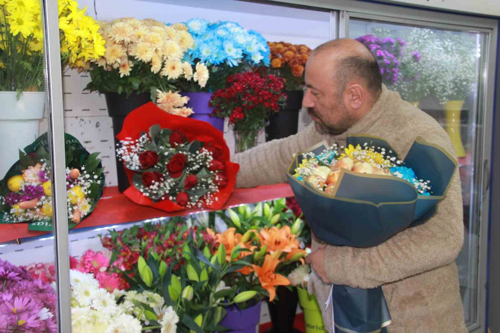 ordulu cicekci karadeniz zekasini konusturdu gul buketini karalahana ile susluyor 2 kldqmYN6
