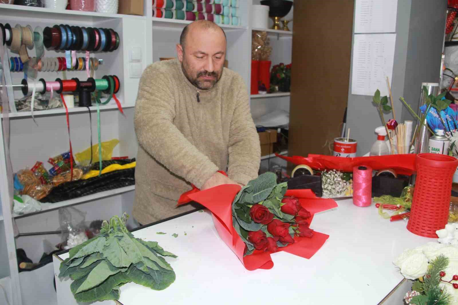 ordulu cicekci karadeniz zekasini konusturdu gul buketini karalahana ile susluyor 6 MlkEG6EV