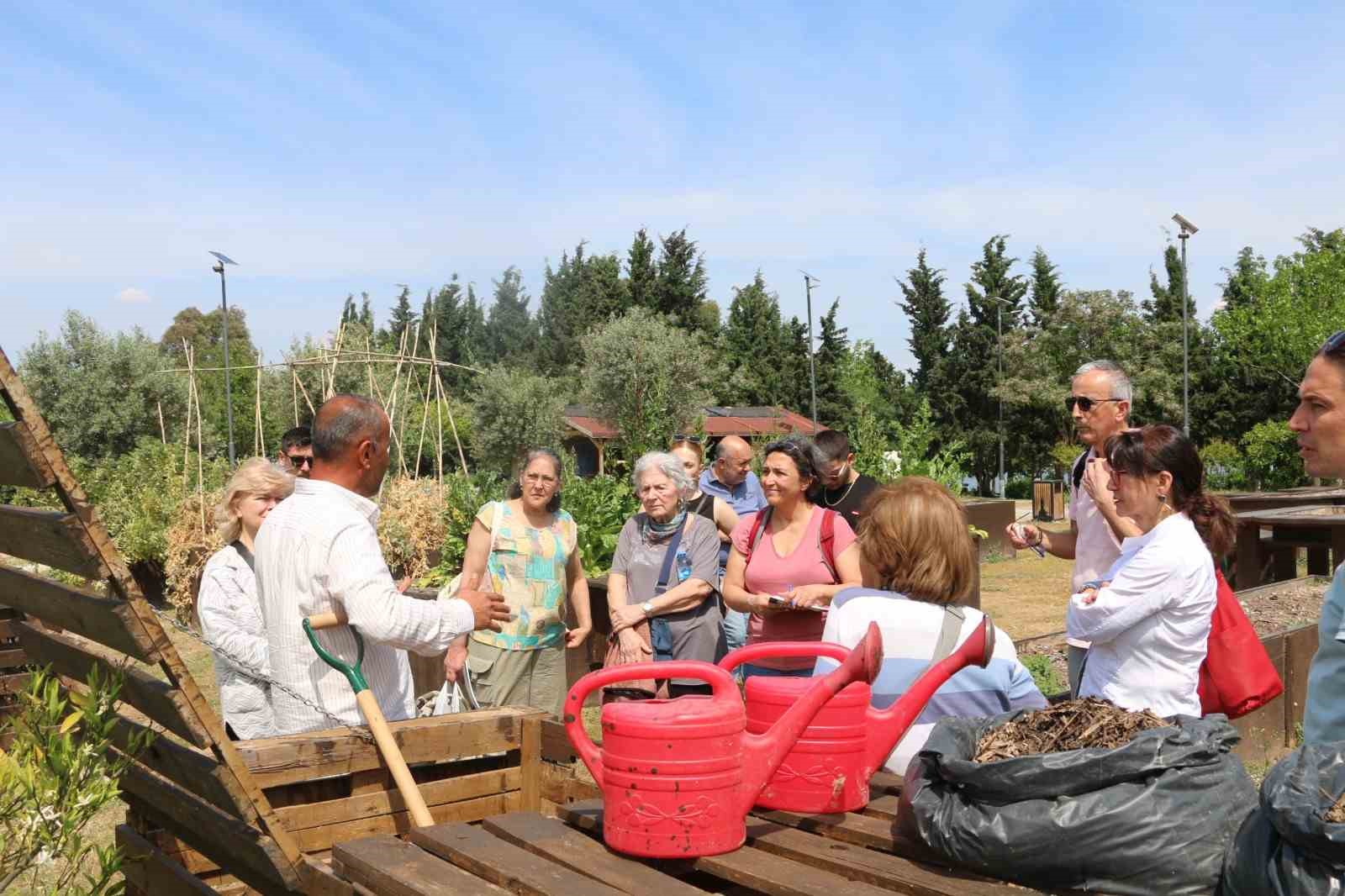 organik atiklar komposta donusuyor 0 EL81HyBF