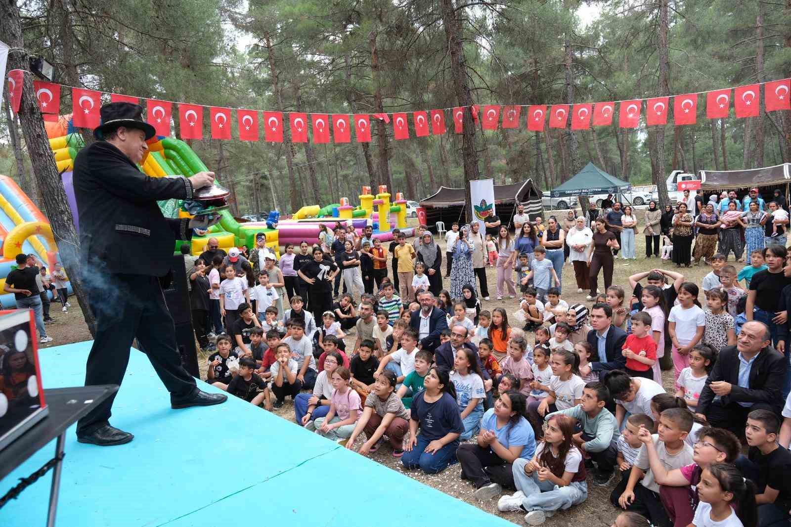 Orhaneli’de yıl sonu sergisi ve çocuk şenliği renkli görüntülere sahne oldu 5 orhanelide yil sonu sergisi ve cocuk senligi renkli goruntulere sahne oldu 1 S9JmOavp