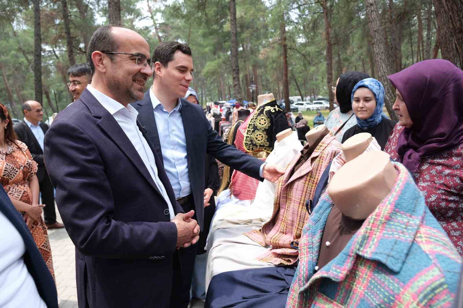 Orhaneli’de yıl sonu sergisi ve çocuk şenliği renkli görüntülere sahne oldu 6 orhanelide yil sonu sergisi ve cocuk senligi renkli goruntulere sahne oldu 2 E9vLTMjm