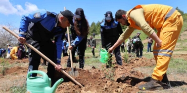 orman-benim-diyen-elaziglilar-cop-toplayip-fidan-dikti-hYCO56I5.jpg
