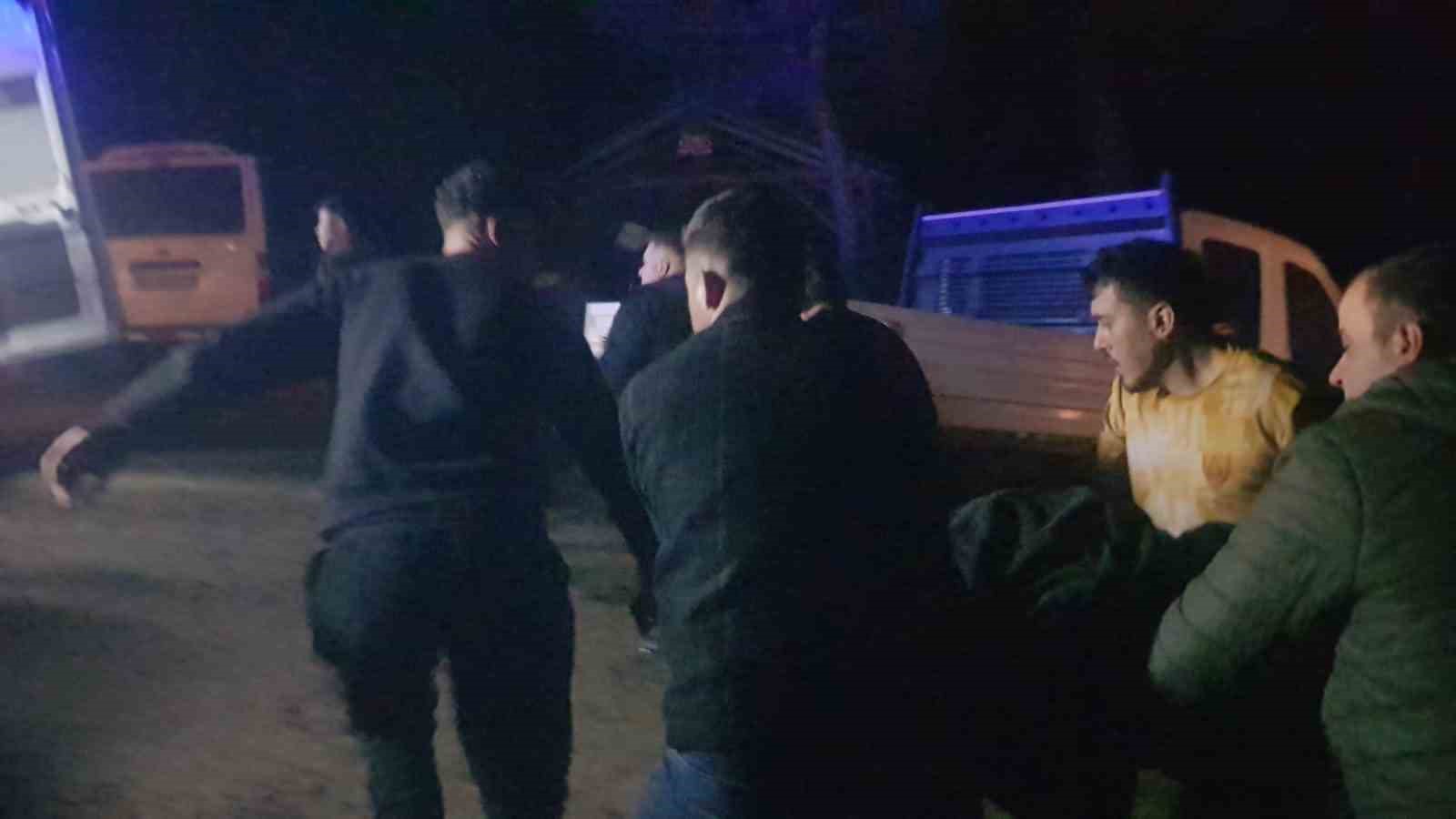 Orman yangınında hasar gören ağaçları taşıyan tır devrildi: 3 yaralı 5 orman yangininda hasar goren agaclari tasiyan tir devrildi 3 yarali 1 pyEmEJKW