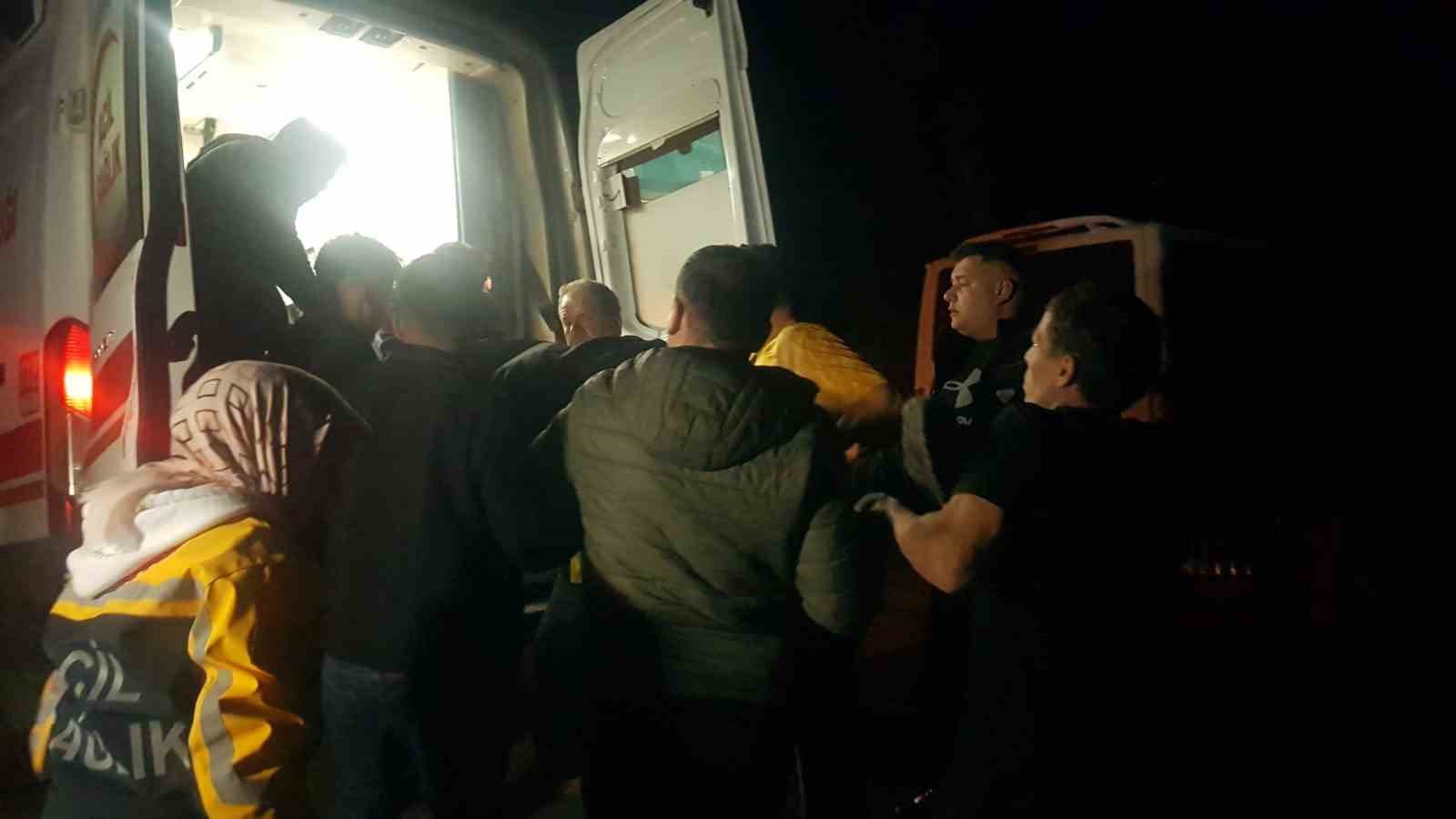 Orman yangınında hasar gören ağaçları taşıyan tır devrildi: 3 yaralı 6 orman yangininda hasar goren agaclari tasiyan tir devrildi 3 yarali 2 LDXaefLa