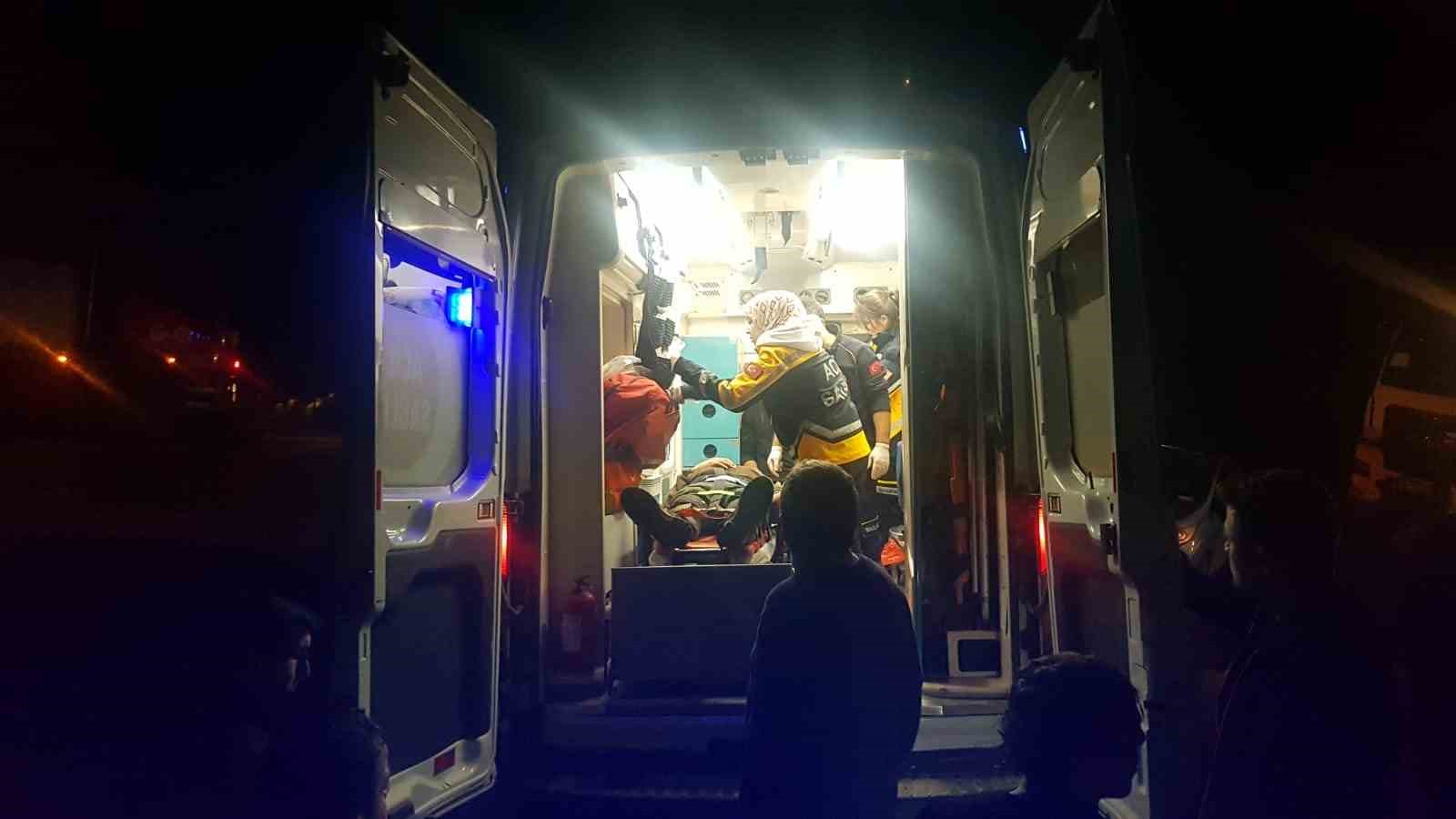 Orman yangınında hasar gören ağaçları taşıyan tır devrildi: 3 yaralı 7 orman yangininda hasar goren agaclari tasiyan tir devrildi 3 yarali 3 4URtlcEN