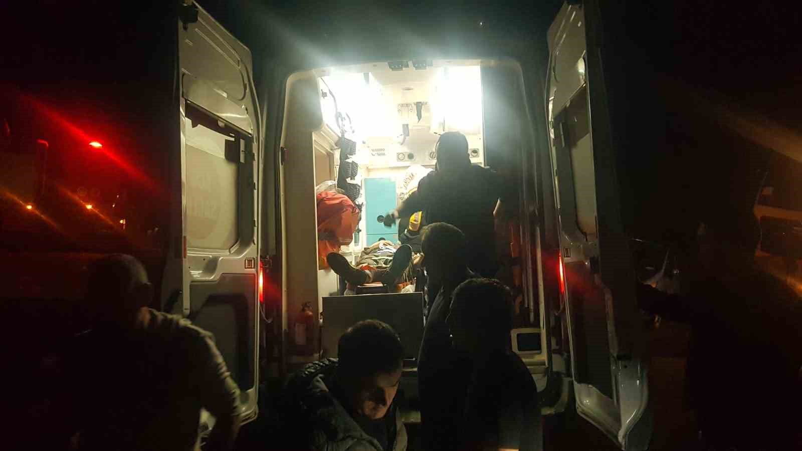 Orman yangınında hasar gören ağaçları taşıyan tır devrildi: 3 yaralı 8 orman yangininda hasar goren agaclari tasiyan tir devrildi 3 yarali 4 AfCcclbR