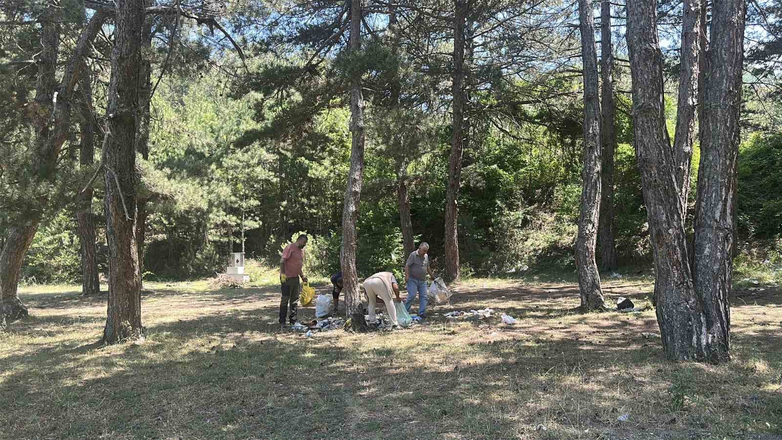 Ormana atılan cam şişeler hayrete düşürdü: Duyarsız kalmayan vatandaşlar tek tek topladı 4 ormana atilan cam siseler hayrete dusurdu duyarsiz kalmayan vatandaslar tek tek topladi 0 zuKp9ADZ