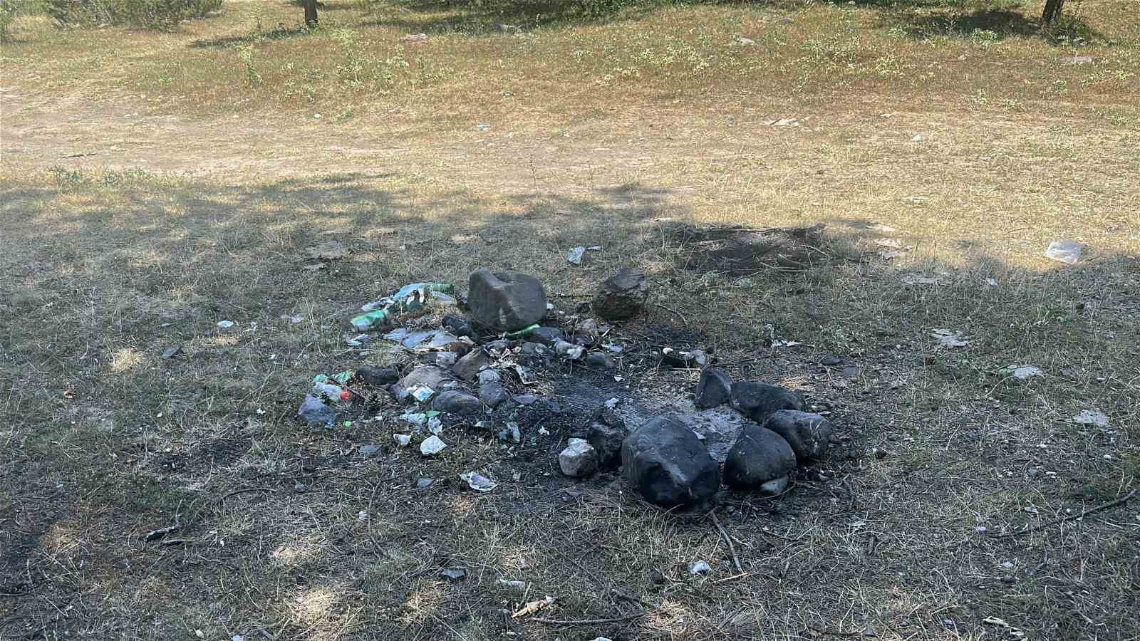 Ormana atılan cam şişeler hayrete düşürdü: Duyarsız kalmayan vatandaşlar tek tek topladı 5 ormana atilan cam siseler hayrete dusurdu duyarsiz kalmayan vatandaslar tek tek topladi 1 fizlzJ47