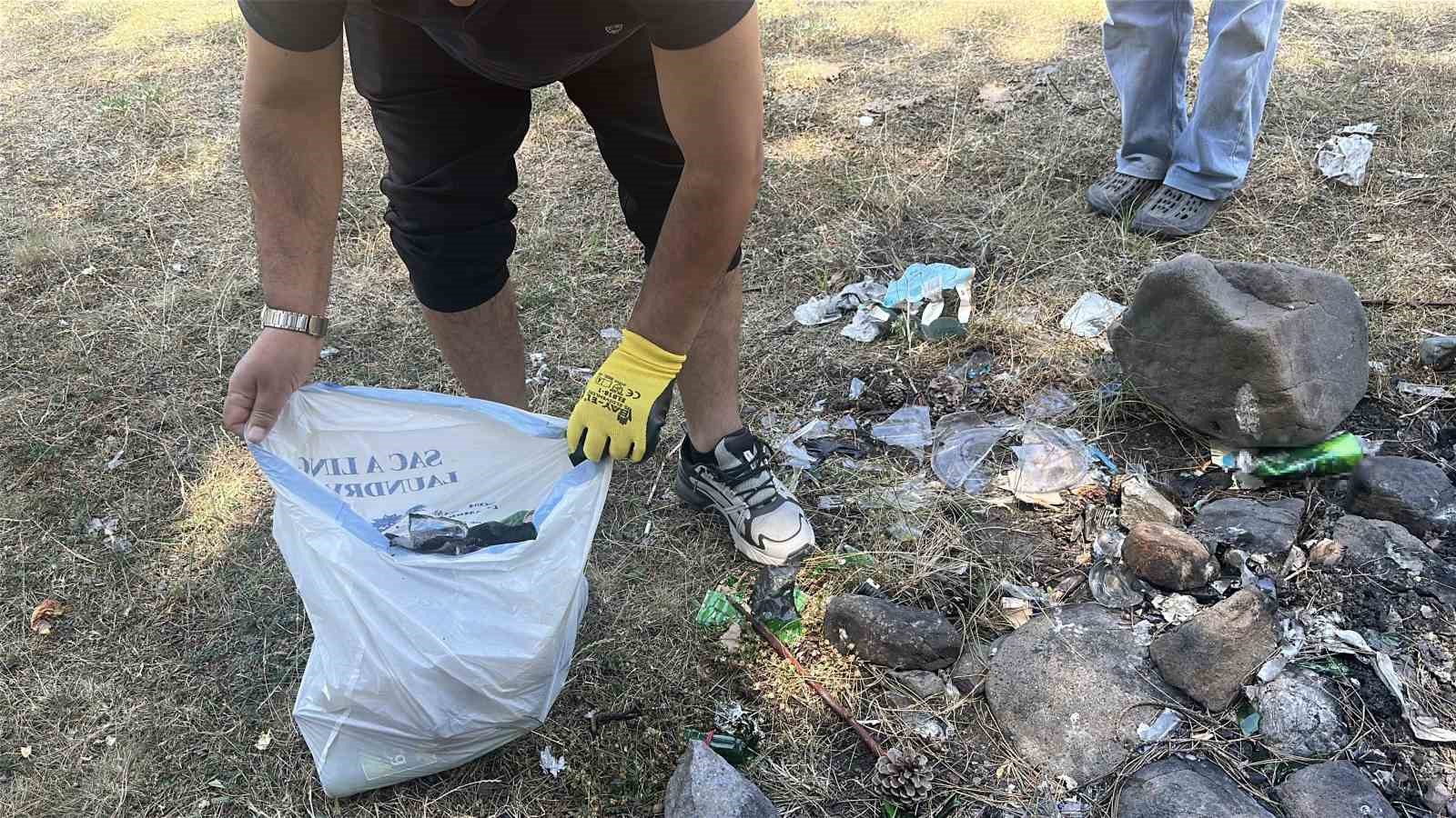 Ormana atılan cam şişeler hayrete düşürdü: Duyarsız kalmayan vatandaşlar tek tek topladı 6 ormana atilan cam siseler hayrete dusurdu duyarsiz kalmayan vatandaslar tek tek topladi 2 IOhMcdyW