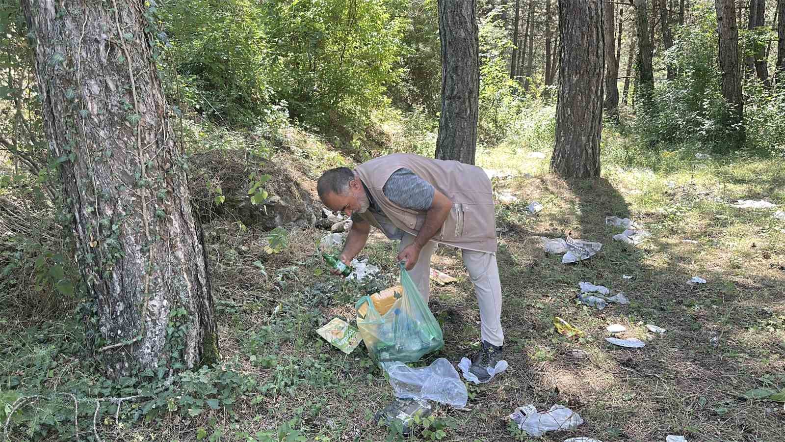 Ormana atılan cam şişeler hayrete düşürdü: Duyarsız kalmayan vatandaşlar tek tek topladı 9 ormana atilan cam siseler hayrete dusurdu duyarsiz kalmayan vatandaslar tek tek topladi 5 YhO6ByWb