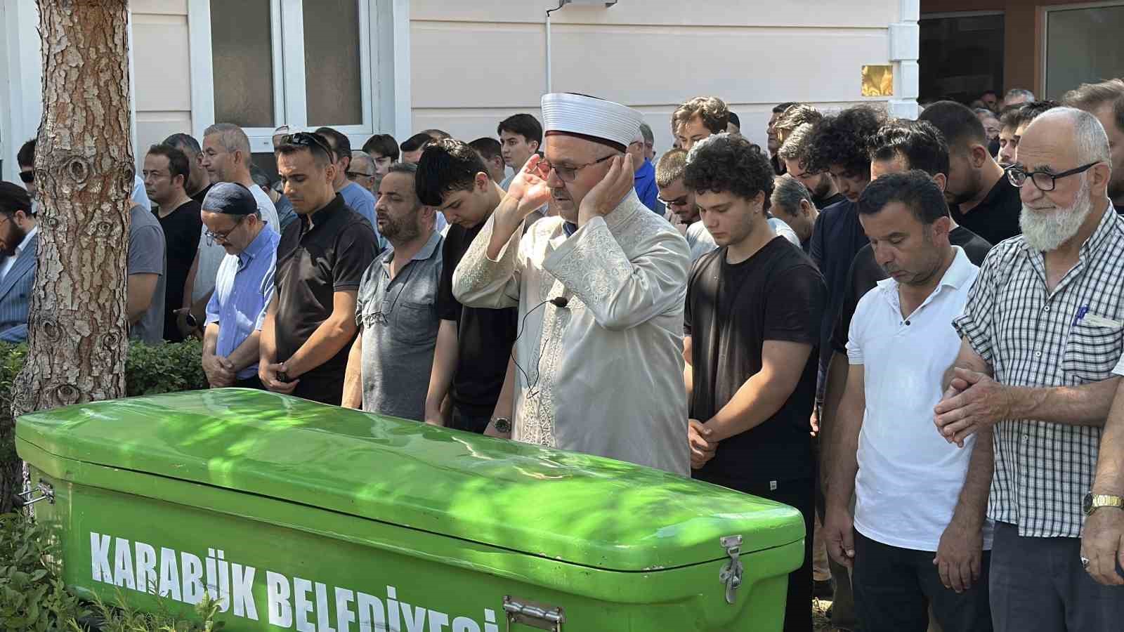 Ormanda ölü bulunan kayıp öğrenci son yolculuğuna uğurlandı 5 ormanda olu bulunan kayip ogrenci son yolculuguna ugurlandi 1