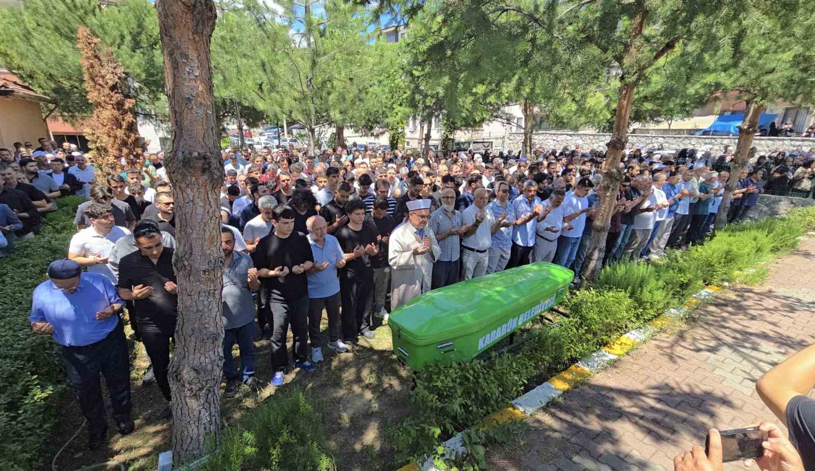 Ormanda ölü bulunan kayıp öğrenci son yolculuğuna uğurlandı 7 ormanda olu bulunan kayip ogrenci son yolculuguna ugurlandi 3 s2wNCNmH