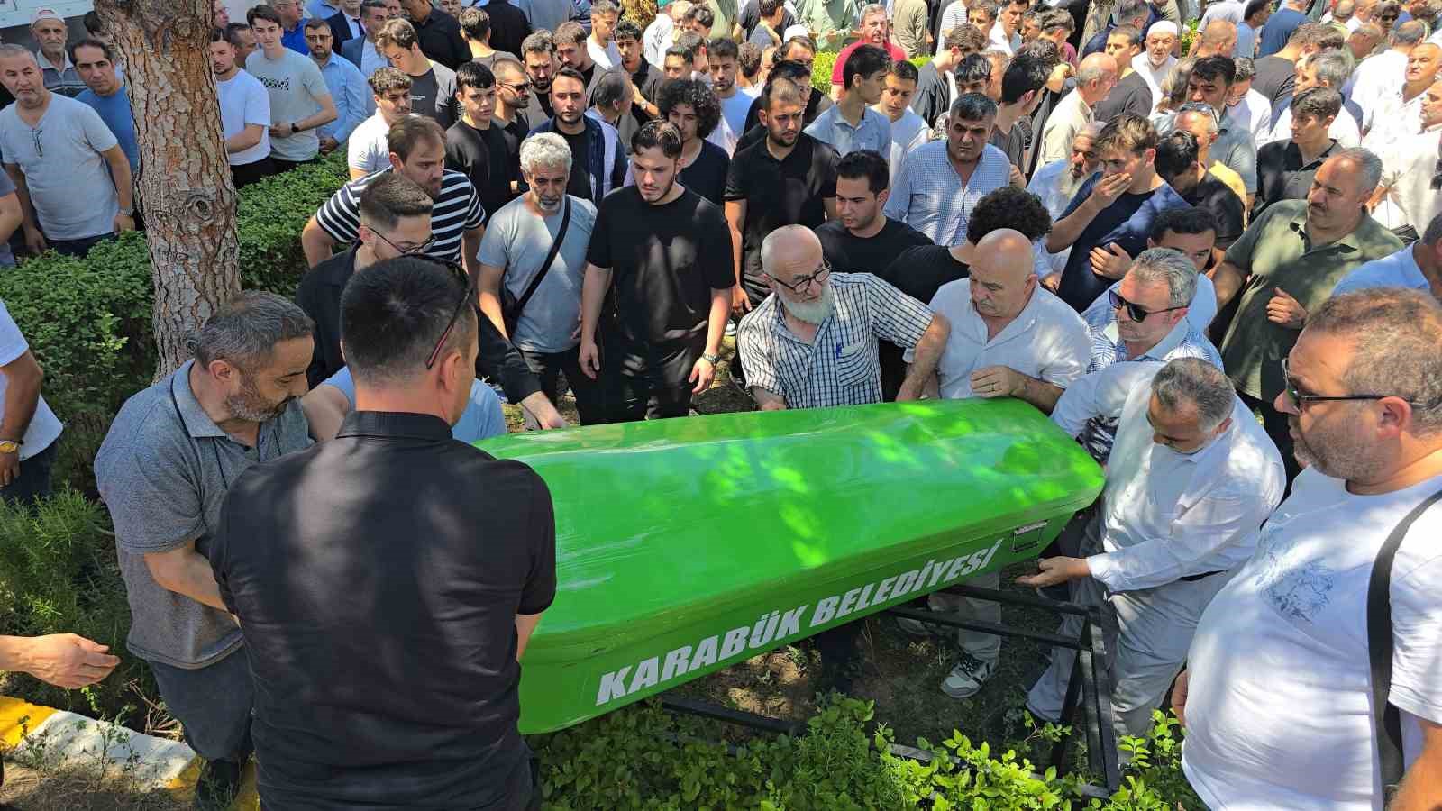 Ormanda ölü bulunan kayıp öğrenci son yolculuğuna uğurlandı 9 ormanda olu bulunan kayip ogrenci son yolculuguna ugurlandi 5 4iyN9r3c