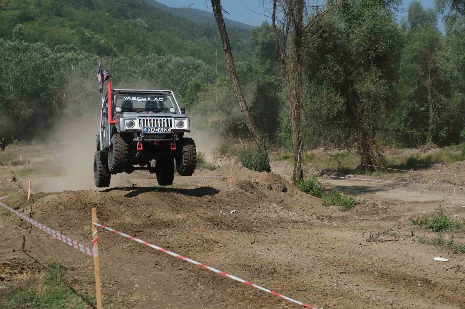 Ormanın kalbinde nefes kesen mücadele: 62 araç aynı parkurda 7 ormanin kalbinde nefes kesen mucadele 62 arac ayni parkurda 3