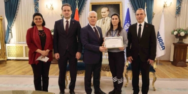ornek-guvenlik-gorevlisine-baskan-bozbeyden-tebrik-n6kDB4Vv.jpg