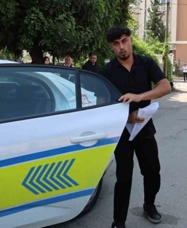 ornek-olmak-icin-6nci-kez-universite-sinavina-girdi-kimligini-unutan-ogrenci-ise-polislerin-yardimina-cRIiDg5R.jpg