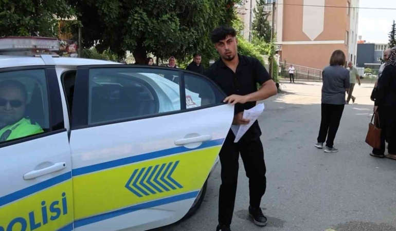 ornek-olmak-icin-6nci-kez-universite-sinavina-girdi-kimligini-unutan-ogrenci-ise-polislerin-yardimina-cRIiDg5R.jpg