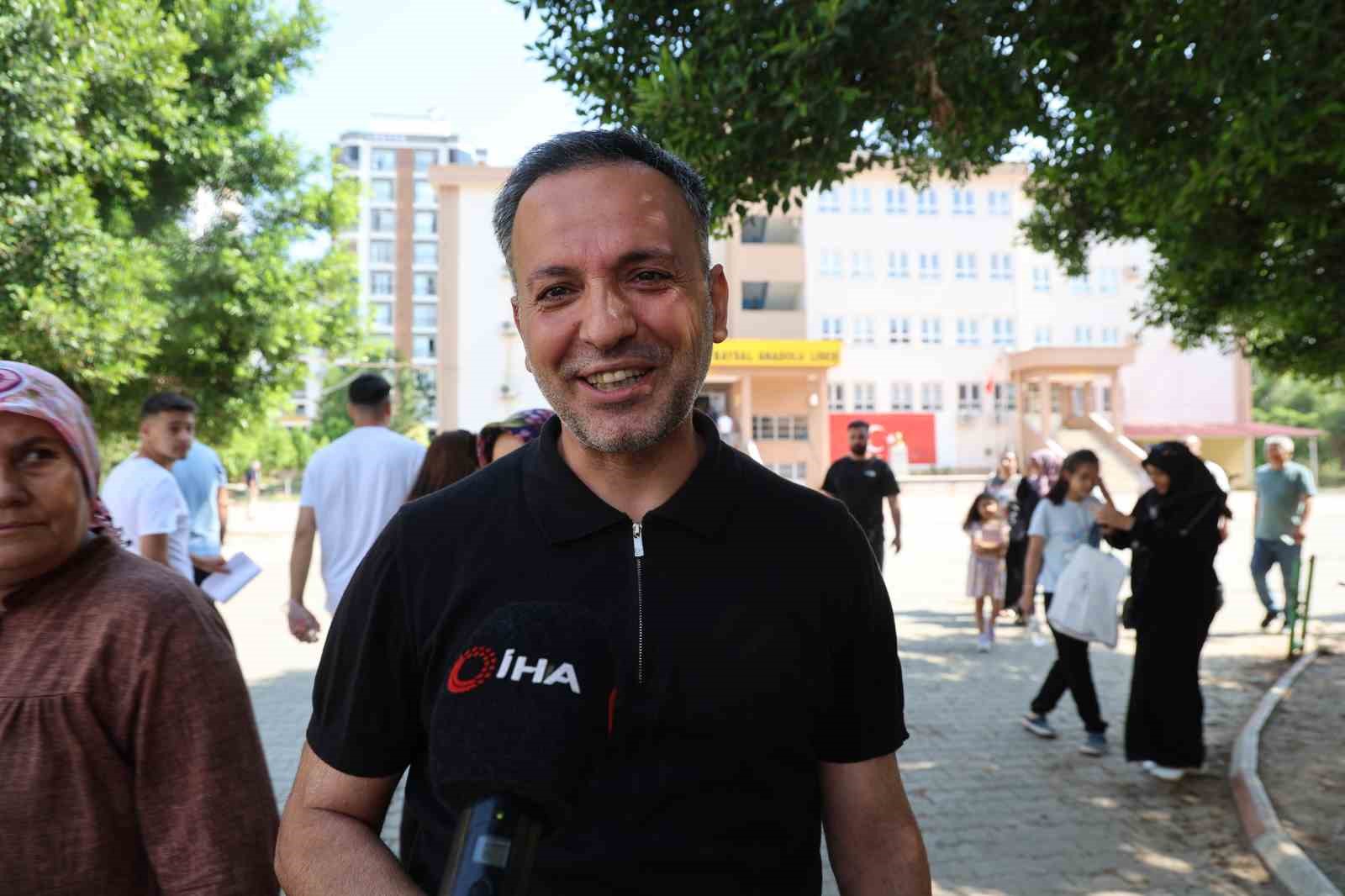 Örnek olmak için 6’ncı kez üniversite sınavına girdi, kimliğini unutan öğrenci ise polislerin yardımına rağmen sınava yetişemedi 6 ornek olmak icin 6nci kez universite sinavina girdi kimligini unutan ogrenci ise polislerin yardimina gBuKILsh