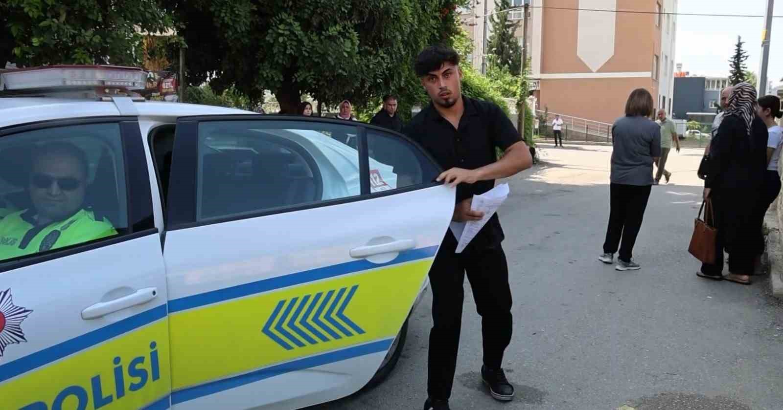 Örnek olmak için 6’ncı kez üniversite sınavına girdi, kimliğini unutan öğrenci ise polislerin yardımına rağmen sınava yetişemedi 4 ornek olmak icin 6nci kez universite sinavina girdi kimligini unutan ogrenci ise polislerin yardimina vrGF6ZYJ