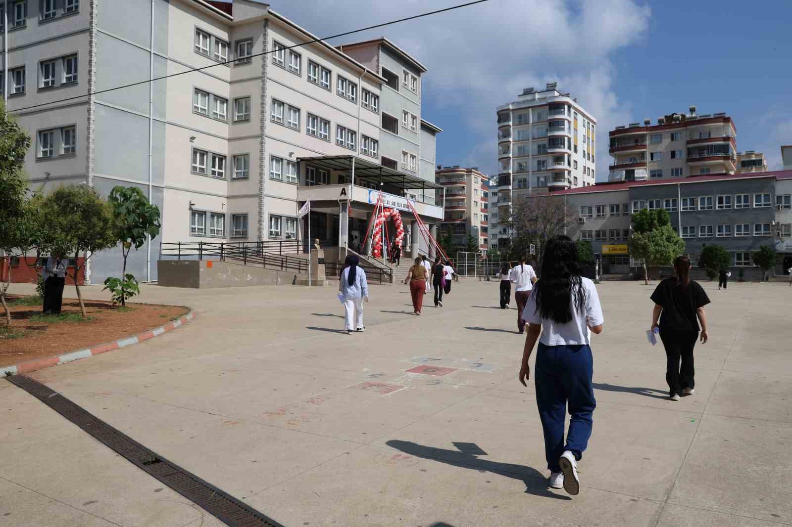 Örnek olmak için 6’ncı kez üniversite sınavına girdi, kimliğini unutan öğrenci ise polislerin yardımına rağmen sınava yetişemedi 7 ornek olmak icin 6nci kez universite sinavina girdi kimligini unutan ogrenci ise polislerin yardimina yjADW8RV