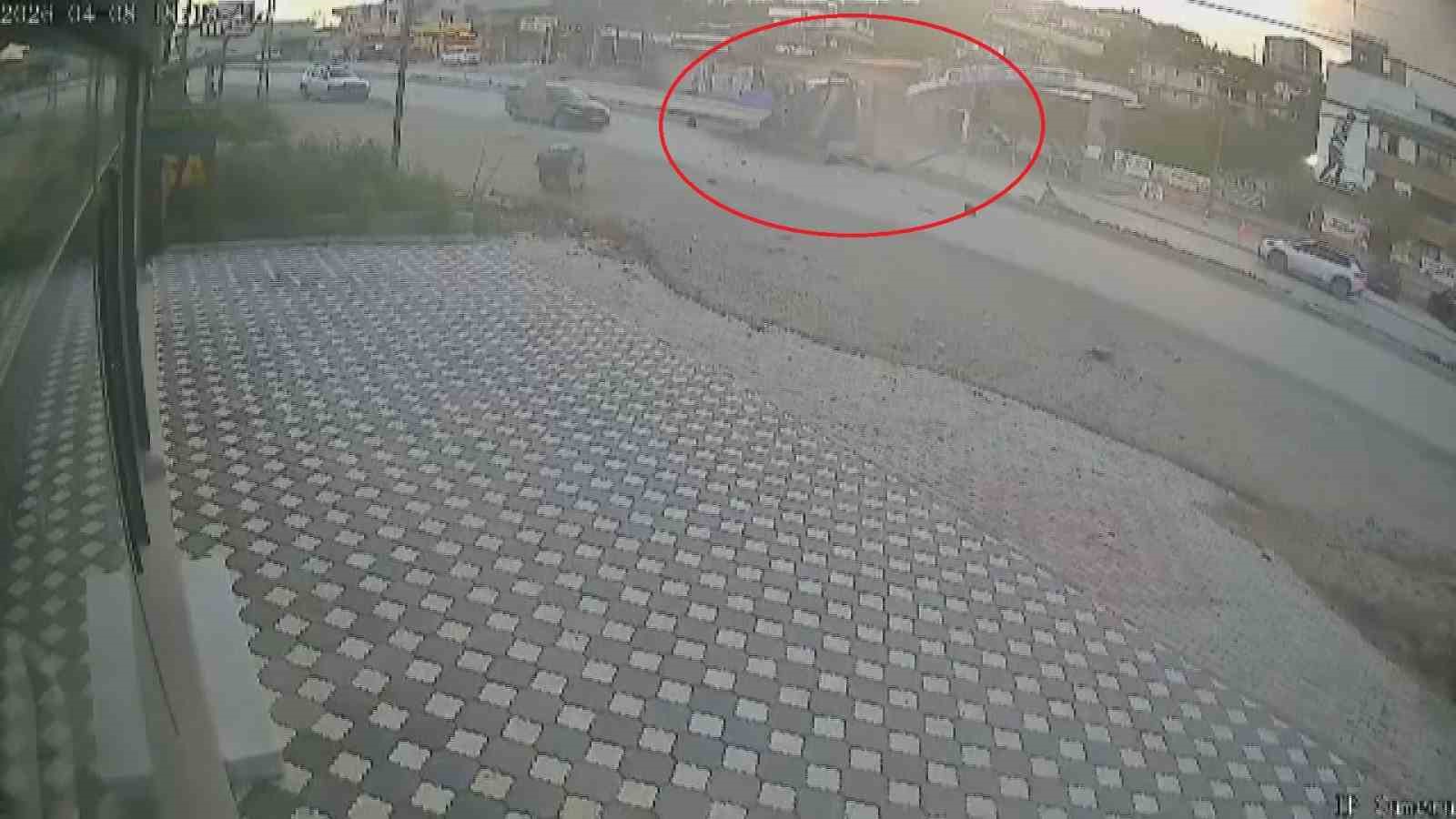 orta refuje carpan hafriyat kamyonunun devrildigi anlar kamerada 1
