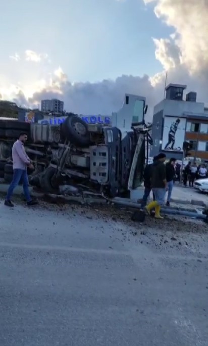 orta refuje carpan hafriyat kamyonunun devrildigi anlar kamerada 2 bnR4q6IN