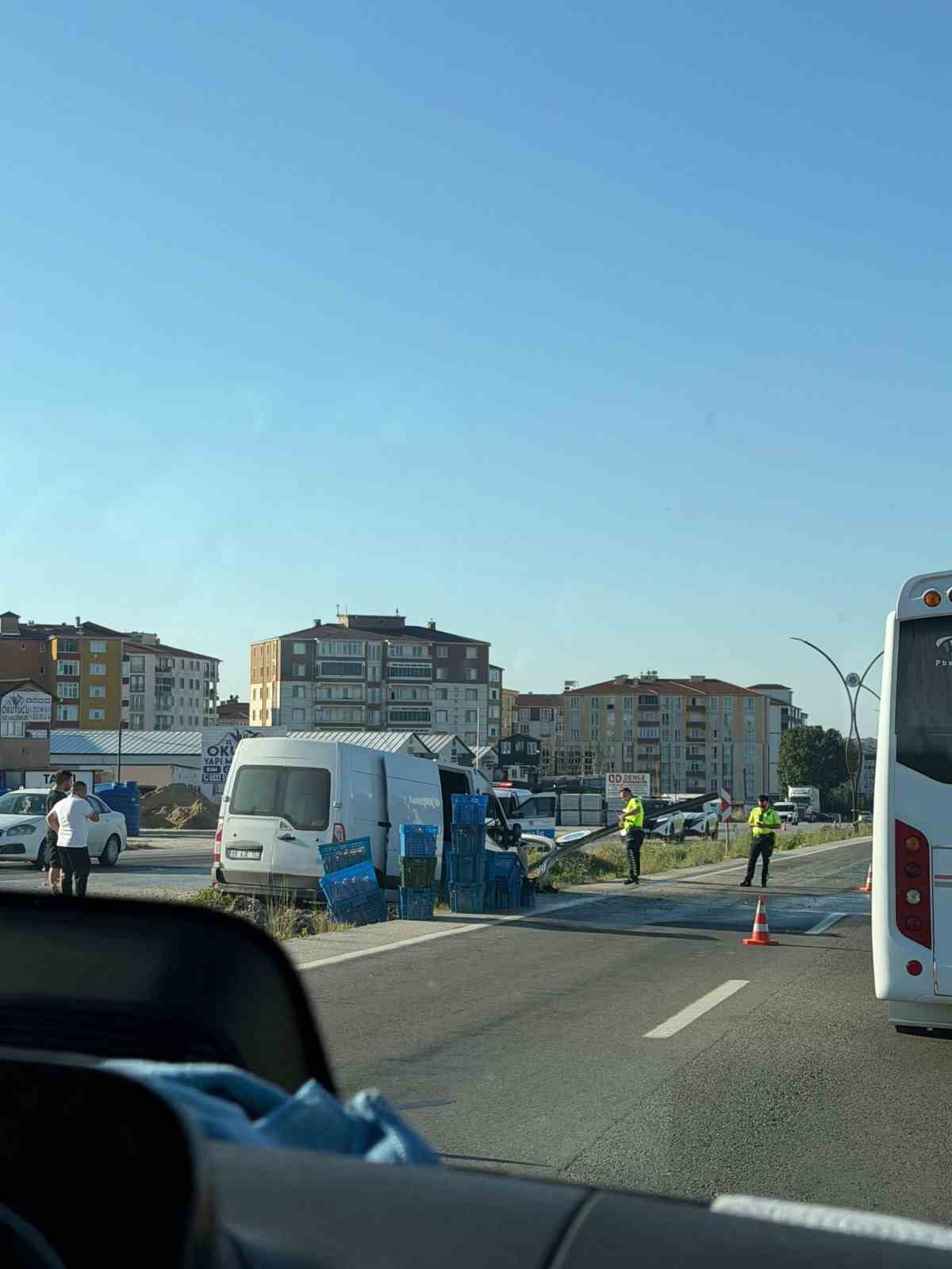 Orta refüje giren panelvan araç alev aldı: 1 yaralı 5 orta refuje giren panelvan arac alev aldi 1 yarali 1 Xm5fZ86h