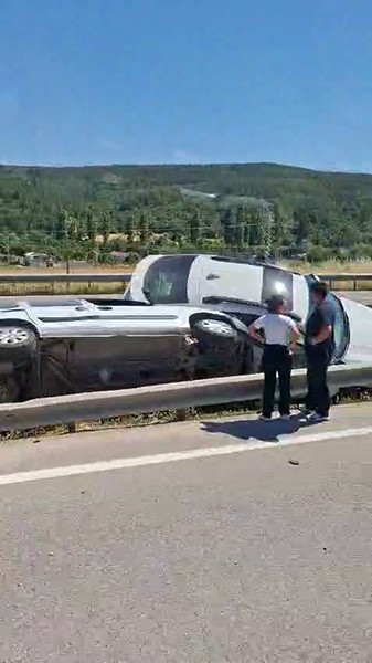 Orta refüje saplanan iki araç bariyerlerin arasında sıkıştı 4 orta refuje saplanan iki arac bariyerlerin arasinda sikisti 0 5HyHDIYT