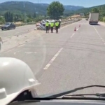 orta-refuje-saplanan-iki-arac-bariyerlerin-arasinda-sikisti-c9rkMxfT.jpg