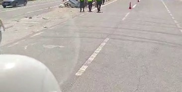 orta-refuje-saplanan-iki-arac-bariyerlerin-arasinda-sikisti-c9rkMxfT.jpg
