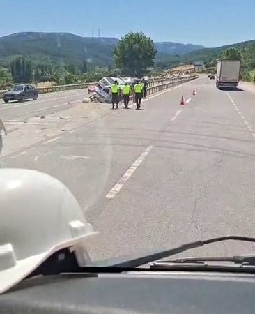 orta-refuje-saplanan-iki-arac-bariyerlerin-arasinda-sikisti-c9rkMxfT.jpg