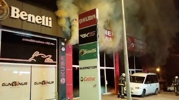 Ortağı cinayetten tutuklanan oto galeri kundaklandı, 5 araç küle döndü 4 ortagi cinayetten tutuklanan oto galeri kundaklandi 5 arac kule dondu 0 zMmOhrMN
