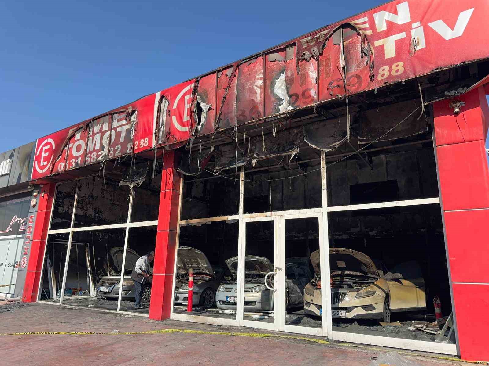 Ortağı cinayetten tutuklanan oto galeri kundaklandı, 5 araç küle döndü 5 ortagi cinayetten tutuklanan oto galeri kundaklandi 5 arac kule dondu 1 wNOE3mSi