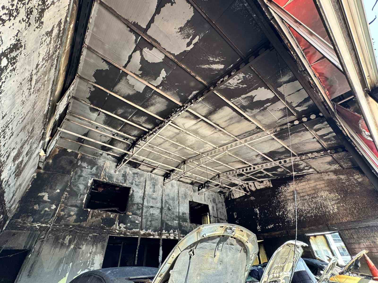 Ortağı cinayetten tutuklanan oto galeri kundaklandı, 5 araç küle döndü 6 ortagi cinayetten tutuklanan oto galeri kundaklandi 5 arac kule dondu 2 Y6L5pHDM