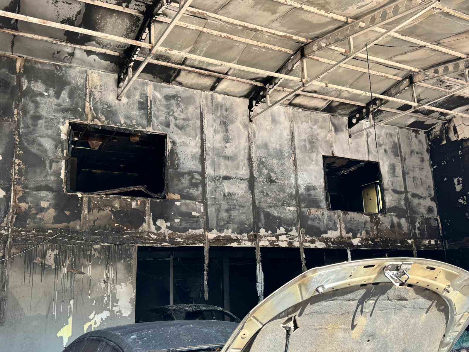Ortağı cinayetten tutuklanan oto galeri kundaklandı, 5 araç küle döndü 7 ortagi cinayetten tutuklanan oto galeri kundaklandi 5 arac kule dondu 3 Lhy9KH42