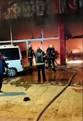 Ortağı cinayetten tutuklanan oto galeri kundaklandı, 5 araç küle döndü 9 ortagi cinayetten tutuklanan oto galeri kundaklandi 5 arac kule dondu 5