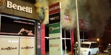 ortagi-cinayetten-tutuklanan-oto-galeri-kundaklandi-5-arac-kule-dondu-TUwzRICP.jpg