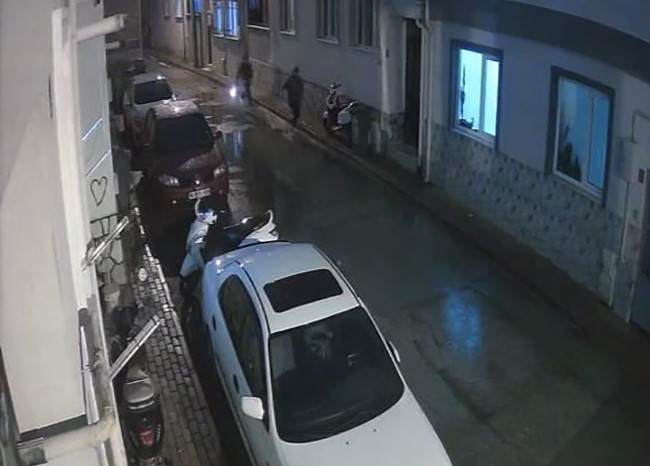 ortaligi bir birine katan genclerden biri yakalandi 2 WWUZUcTt