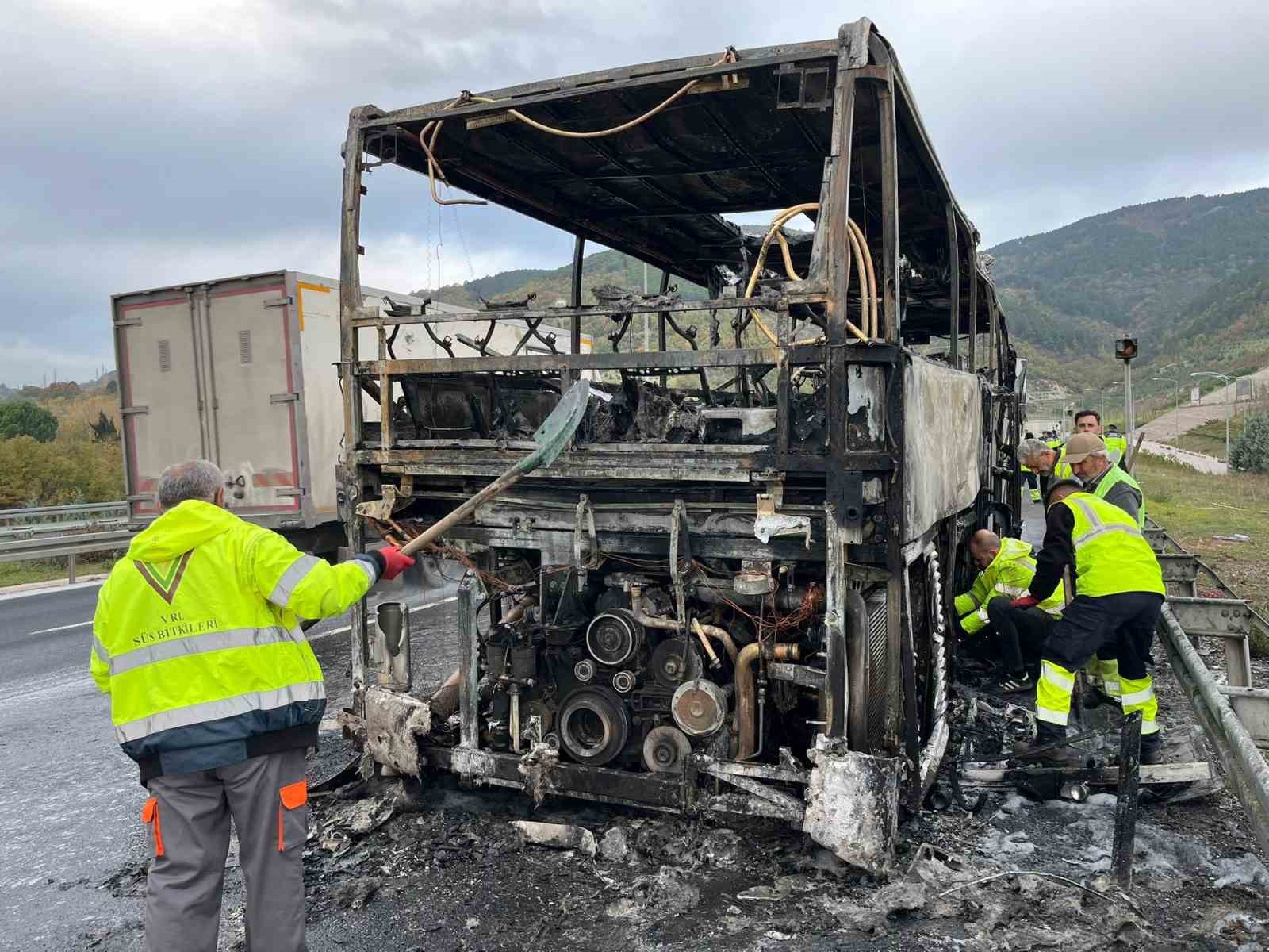 ortaokul ogrencilerini tasiyan otobus alevlere teslim oldu 0 UDFXC8Xd