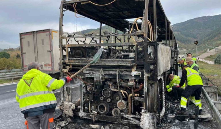ortaokul-ogrencilerini-tasiyan-otobus-alevlere-teslim-oldu-8VvPihMl.jpg
