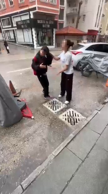 ortaokul ogrencisi akranini sacindan tutup yere yatirdi kafasina ayagiyla basti 0 uLcgbnGD