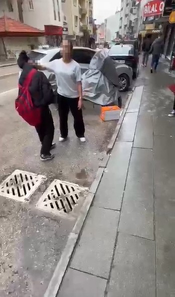 ortaokul ogrencisi akranini sacindan tutup yere yatirdi kafasina ayagiyla basti 1 nyC8aM1c