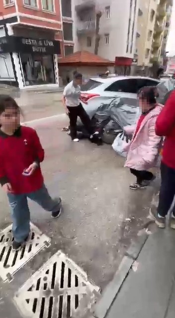 ortaokul ogrencisi akranini sacindan tutup yere yatirdi kafasina ayagiyla basti 2 4EDRFwlK