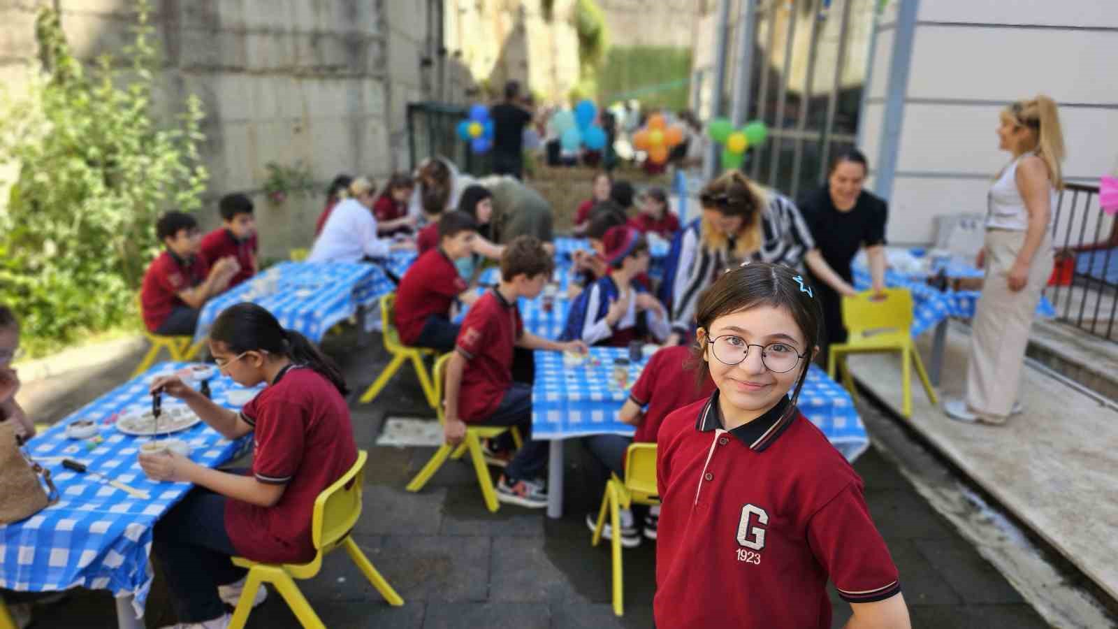 ortaokul ogrencisi duru hobisini yasitlarina ogretiyor 1 8tyeVMA4