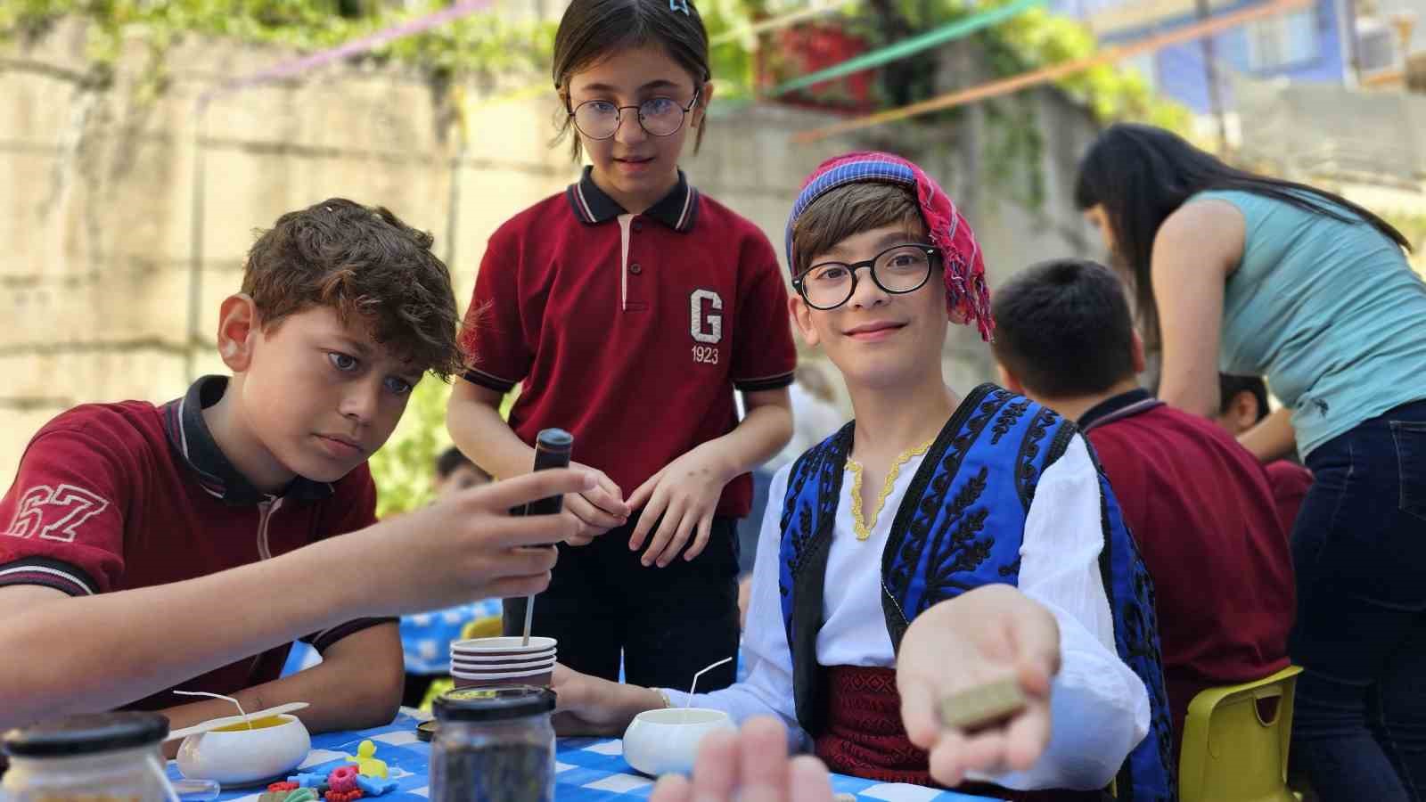 ortaokul ogrencisi duru hobisini yasitlarina ogretiyor 2 Cs8DZRBO