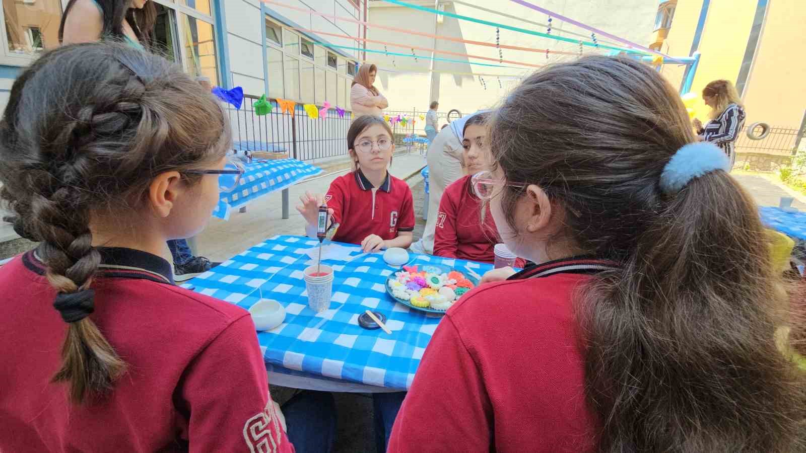 ortaokul ogrencisi duru hobisini yasitlarina ogretiyor 5 yEm2CNJU
